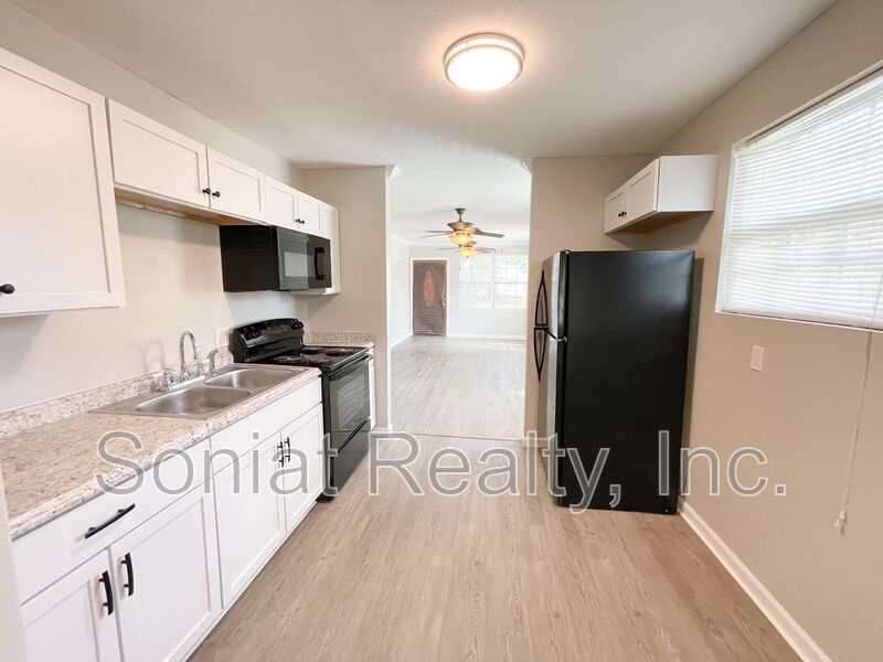 Beautiful 3 Bedroom 2 Bath Apartment property image